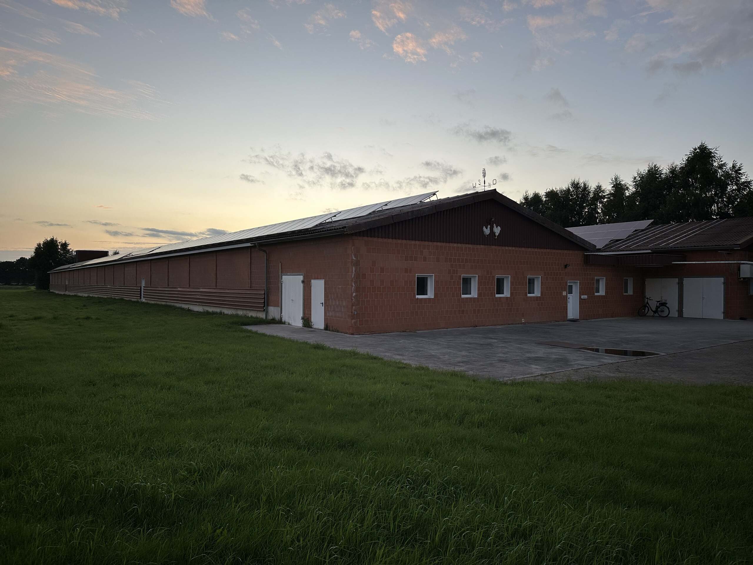 Vorderseite des Stalls