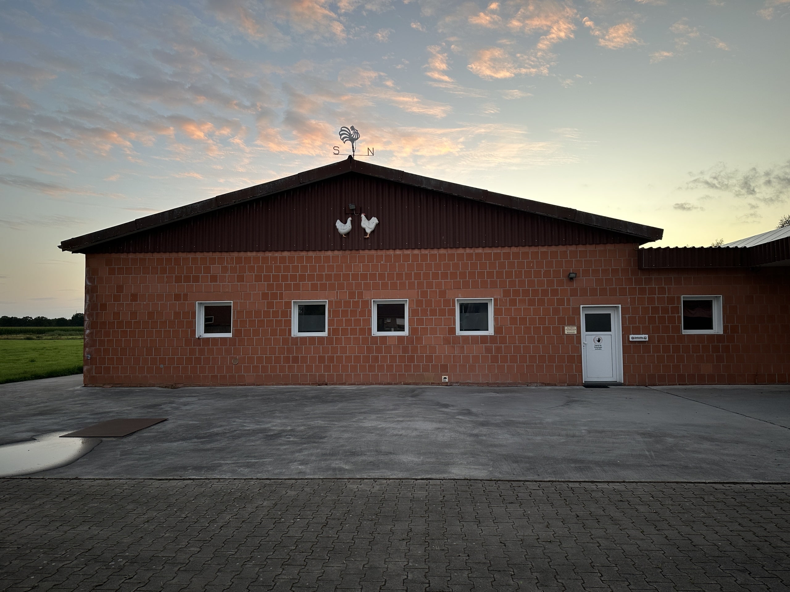 Frontansicht des Stalls